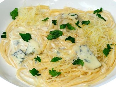 Спагетти в сливочном соусе с сыром